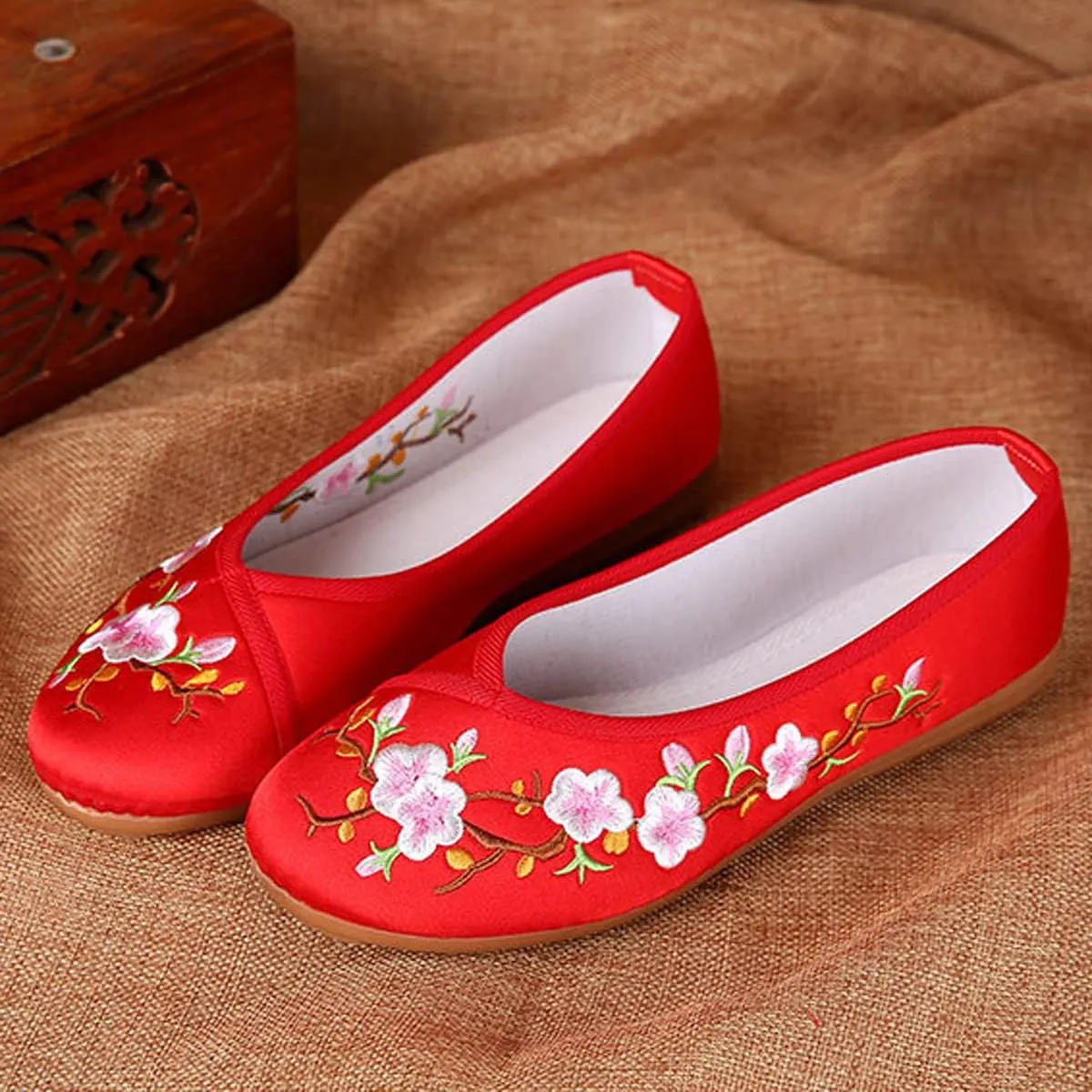 HuangTaiJi Qing Women's Floral Embroidered Flats Ethnic Style Shoes, Elegant Round Toe Ballets Chinese Shoes for Cheongsam