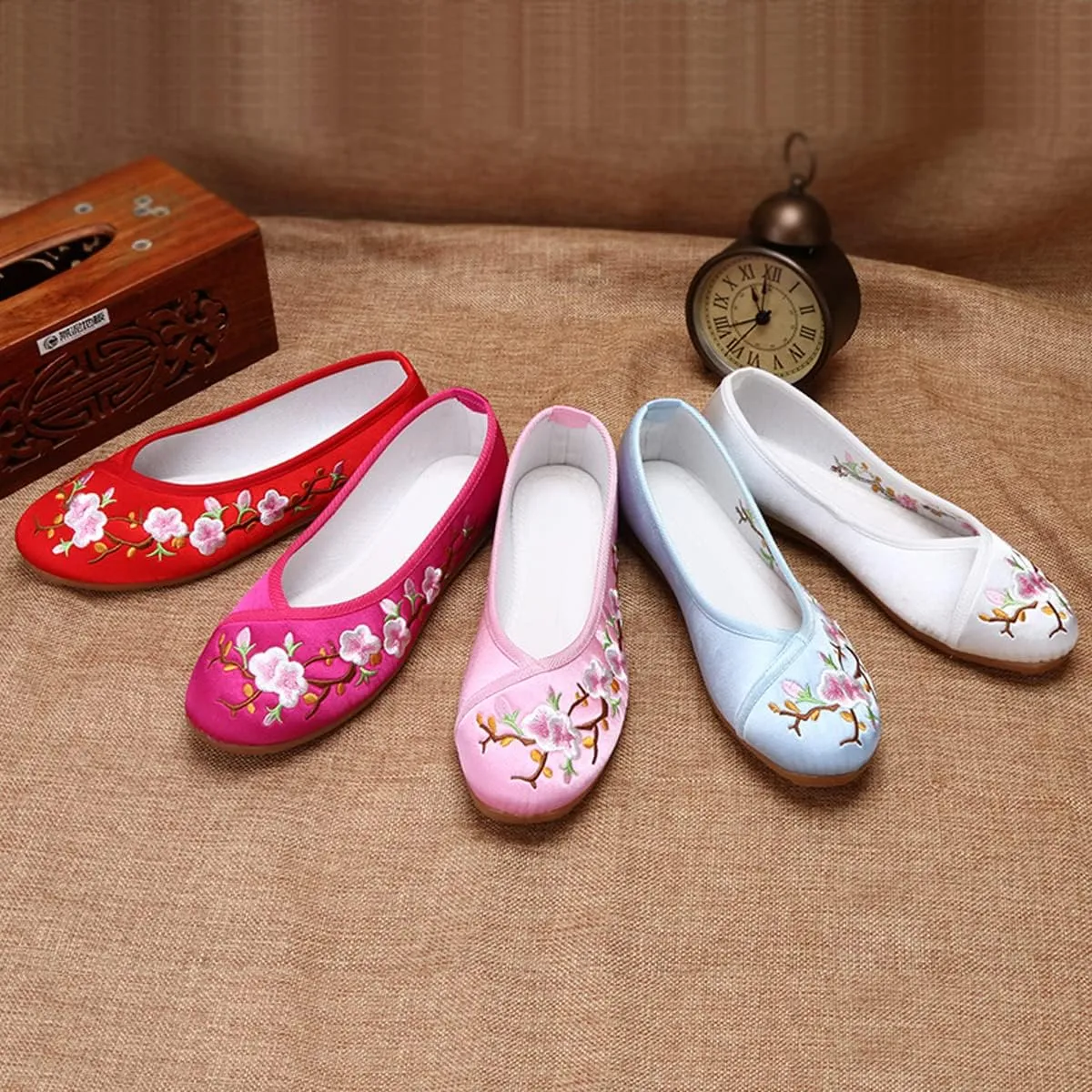 HuangTaiJi Qing Women's Floral Embroidered Flats Ethnic Style Shoes, Elegant Round Toe Ballets Chinese Shoes for Cheongsam
