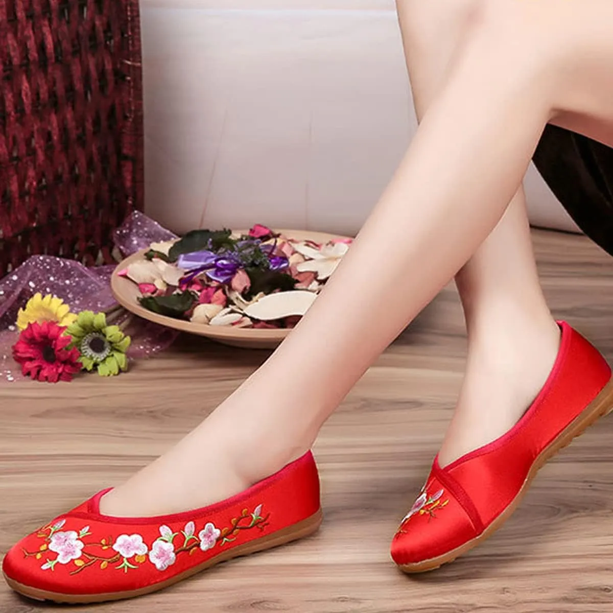 HuangTaiJi Qing Women's Floral Embroidered Flats Ethnic Style Shoes, Elegant Round Toe Ballets Chinese Shoes for Cheongsam