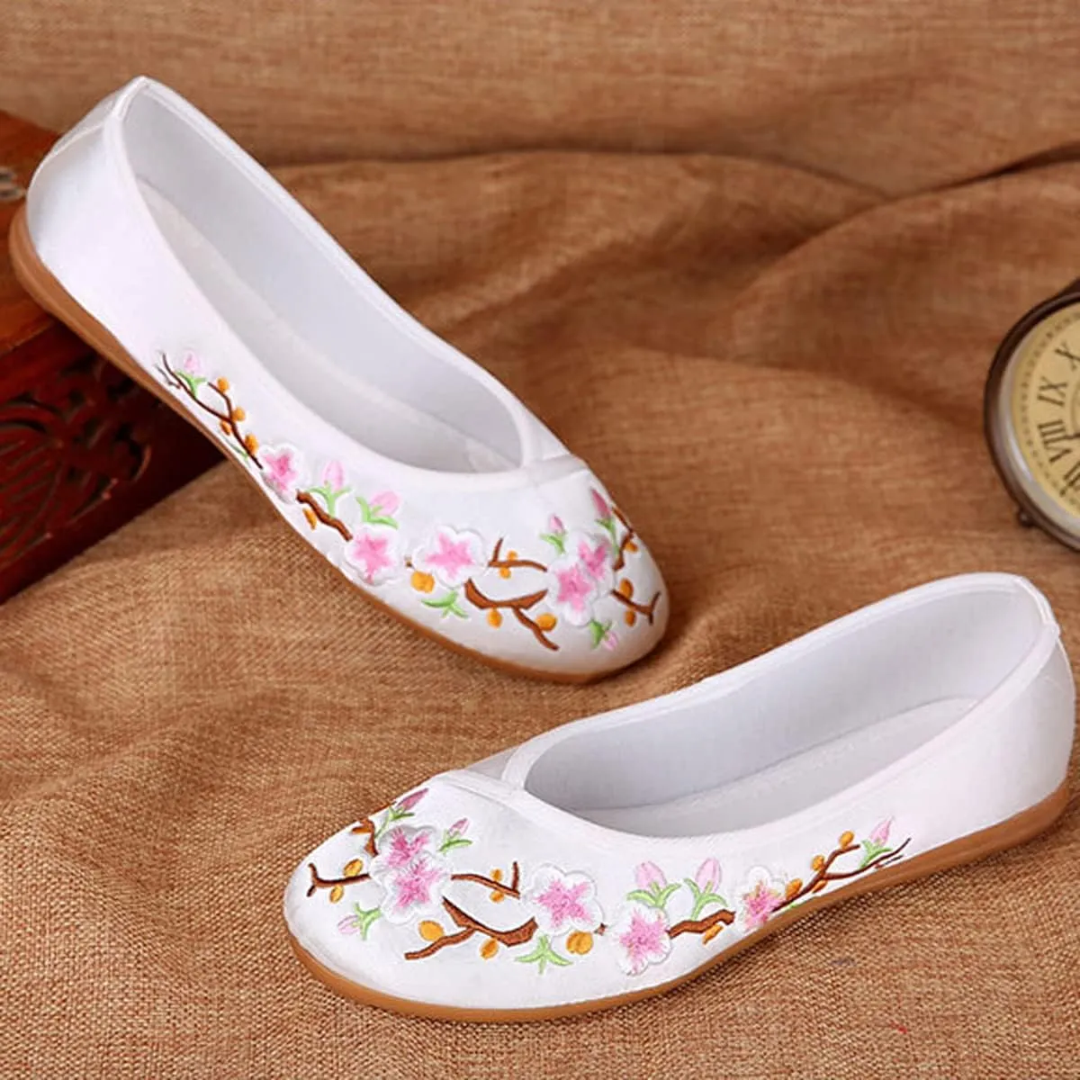HuangTaiJi Qing Women's Floral Embroidered Flats Ethnic Style Shoes, Elegant Round Toe Ballets Chinese Shoes for Cheongsam