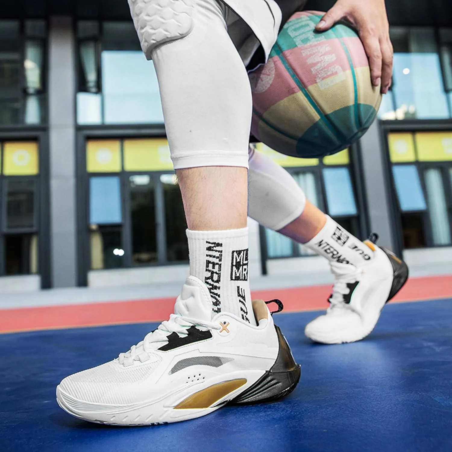 Mens and Womens Mid Top Lace Up Basketball Sneakers Non Slip and Breathable Running Shoes Rubber Sole Wear Resistant Walking Shoes Competitive Badminton Shoes Cross Training Shoes Skateboarding Shoes